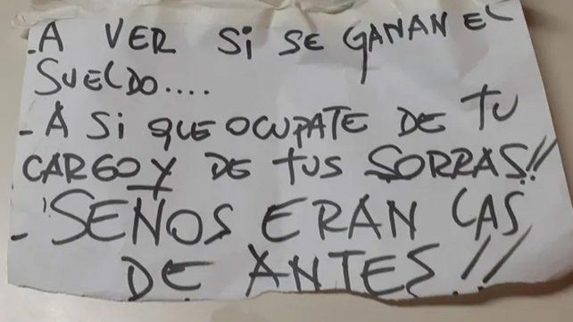 La nota amenazando a las docentes que dejaron frente al establecimiento escolar