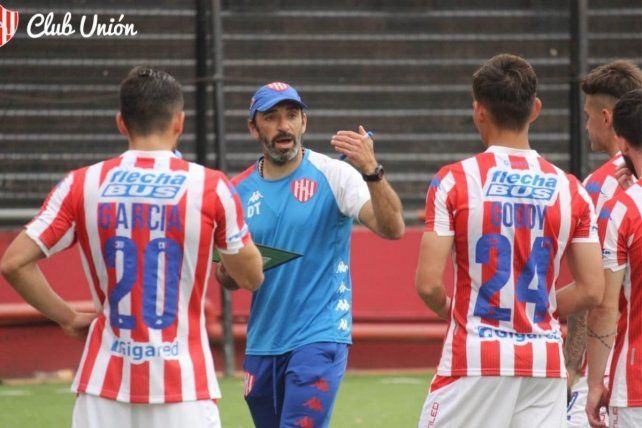 Azconzábal seguirá apostando por el 4-3-3 con dos cambios en Unión para el duelo ante Central.