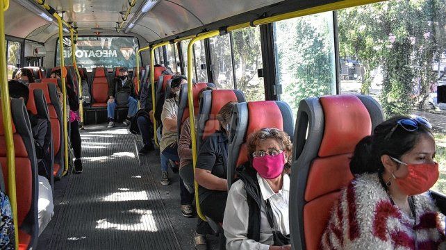 Viajes en colectivos con barbijo por la pandemia de coronavirus