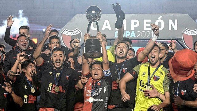 Col&oacute;n toc&oacute; el cielo con las manos con su primer t&iacute;tulo en San Juan.