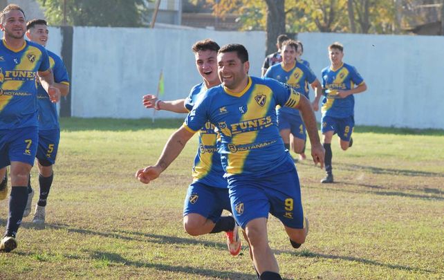 Leandro Ledesma, el 9 de Sportivo Guadalupe, fue el autor de dos goles ante el Cacique.