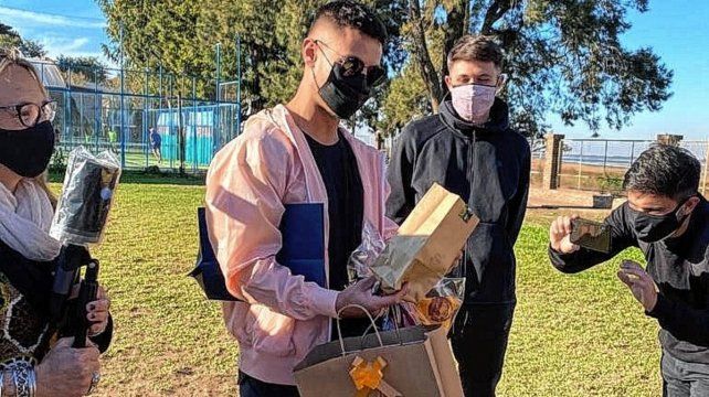Federico Lértora y Facundo Garcés recibieron obsequios de Los Búhos, a la vez que regalaron una camiseta de Colón. Foto: gentileza Radio Sol