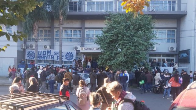 La militancia peronista de Santa Fe se concentró frente a la sede del PJ en apoyo a Cristina Fernández