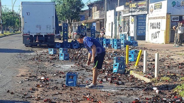 Así quedaron los vidrios de las botellas rotas sobre la calle.