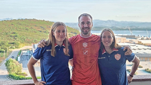 Las dos representantes de la selección nacional junto al entrenador Diego Garbarino en Italia.