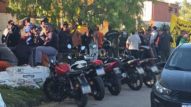 Más de 100 integrantes de Asoem tomaron el obrador de Sauce Viejo y dejaron al intendente dentro del lugar