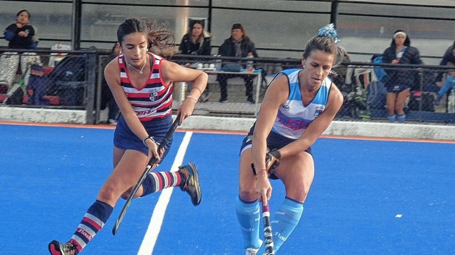 La capitana de CRAI, Florencia Villar, autora de un gol, intenta escapar de la marca de Florencia Poletti de Santa Fe RC.