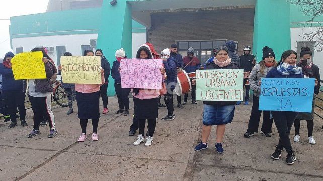 Protesta de vecinos en el Centro de Distrito de La Tablada.