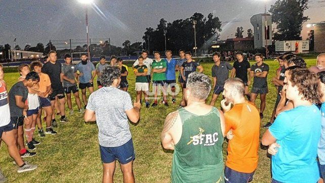 El head coach habla a sus jugadores en uno de los entrenamientos desarrollados en el predio del barrio Sur.