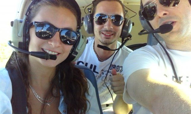 María José, junto a su hermano Matías y el piloto Ignacio Cairol, en su vuelo de bautismo cuando tenía 18 años.