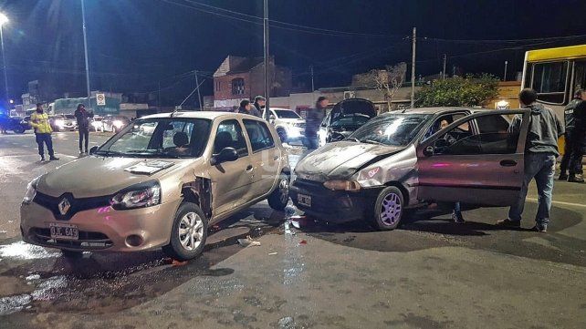 Cinco vehículos protagonizaron un fuerte accidente en uno de los ingresos a la ciudad