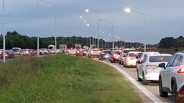 Tránsito muy congestionado en el ingreso a la ciudad de Santa Fe por autopista en el primer día tras el cierre del puente Carretero 