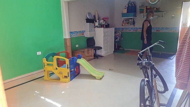 El delincuente se llevó equipos de música y algunos elementos que usan los alumnos. 