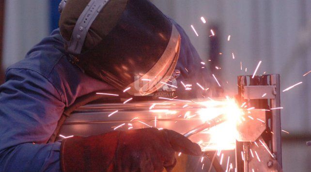 Para los industriales de Santa Fe, con la prohibición de despidos se "pierden nuevos empleos"