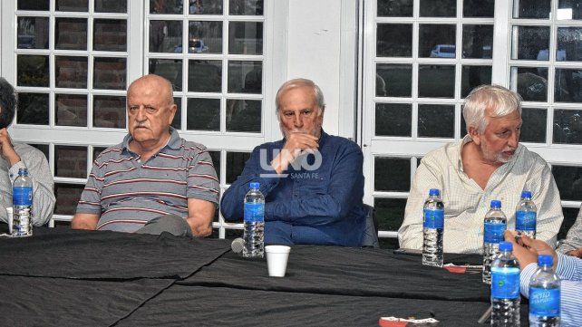 La CD de Colón, con José Vignatti a la cabeza, vive momentos difíciles tras el apriete de la barra al plantel.