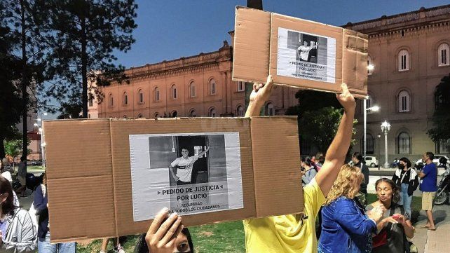 Masiva concentración por Lucio Belfiori en Plaza 25 de Mayo para pedir justicia 