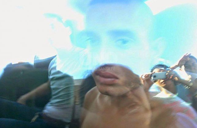 Huesito Nuñez, la víctima, cuando en 2014 era trasladado a la dependencia policial tras la pueblada en Santo Tomé. 