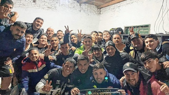 En La Casita, los jugadores del Deportivo Santa Rosa festejan el triunfo ante Arroyo Leyes. &nbsp;