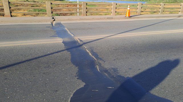 La grieta que se formó sobre el Puente Carretero.