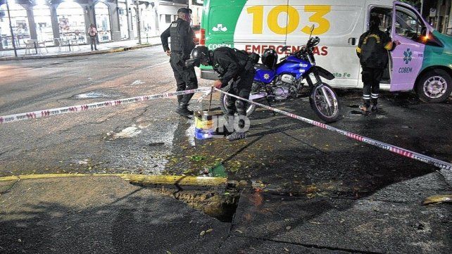 Un socav&oacute;n de unos 10 metros de profundidad aproximadamente apareci&oacute; en el cantero central de bulevar Pellegrini frente a la UNL. Foto: Jos&eacute; Busiemi / UNO Santa Fe.
