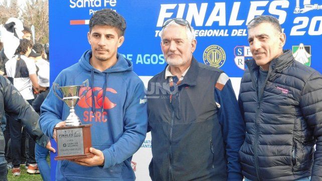 El capitán y referente de Santa Fe Rugby, Guillermo Botta, recibió el premio fair play de las finales.