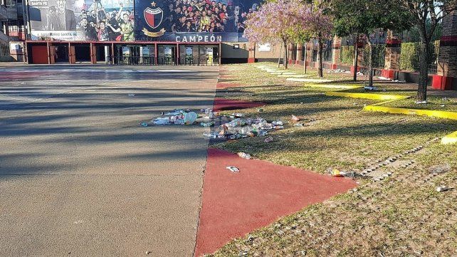 Lo que quedó en las inmediaciones del estadio, tras el regreso de los hinchas a la cancha.