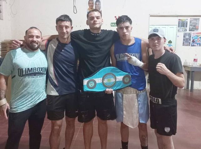  Walter Zoccola del Olimboxing junto a los púgiles Franco Aznillero, Nicolás Tobar, Bautista Mazzon y el Colo Ferrero.