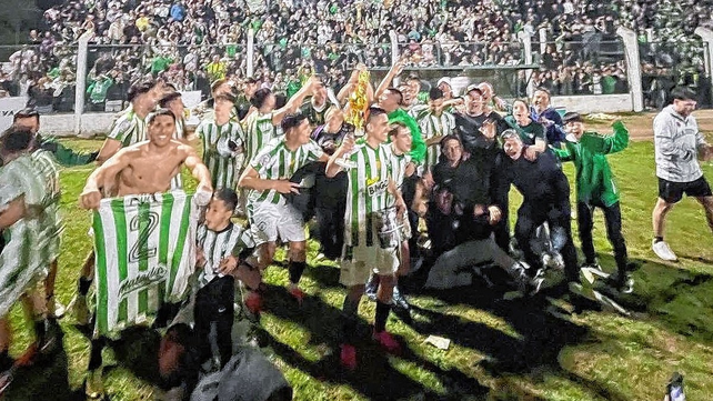El campo de juego de la cancha de Sanjustino fue el escenario de los festejos merecidos por el t&iacute;tulo alcanzado.