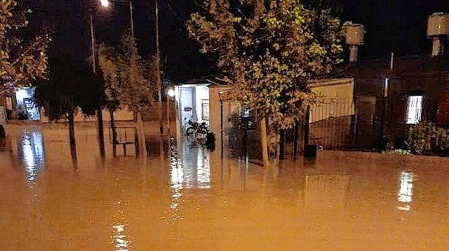 El temporal de agua y viento que desembarcó este jueves en el sur de la provincia provocó severas inundaciones en Venado Tuerto