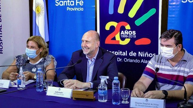 La ministra de Salud Sonia Martorano, el gobernador Omar Perotti y el titular del Alassia, Osvaldo González Carrillo. 
