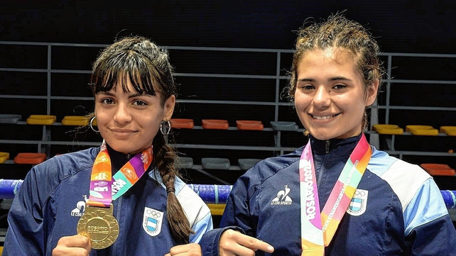 Las boxeadoras Milagros Quinquinte y Daniela Herrera ganaron la medalla dorada en las finales de la competencia de boxeo.