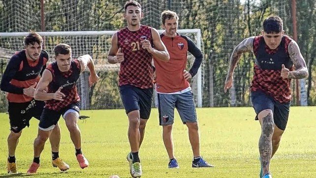 Colón entrenó en Asunción de cara a Olimpia y podría tener tres cambios en relación al último partido.