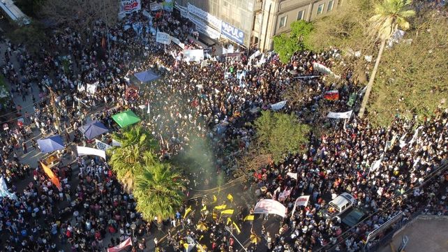 Masiva marcha universitaria en Santa Fe reunió a miles de personas en un acto que tuvo lugar en la intersección de Rivadavia y Bulevar.