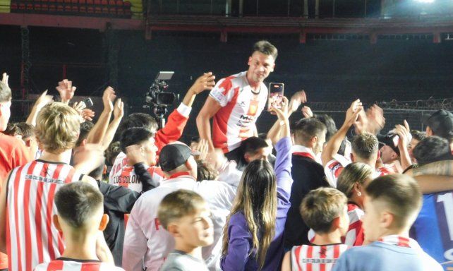 El conjunto rojiblanco celebra como corresponde el título 17 en el historial de la Liga Santafesina.