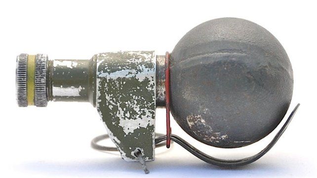 Una granada, FMK-2, igual a la que fue encontrada en el patio de la Comisaría rosarina 