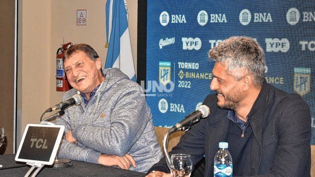 El DT de Colón junto a su colega, Gustavo Munúa de Unión, protagonizaron una distendida rueda de prensa.