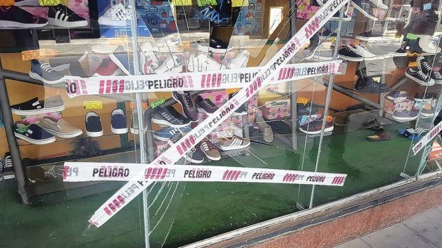 Rompieron la vidriera y robaron un comercio frente a la plaza del Soldado