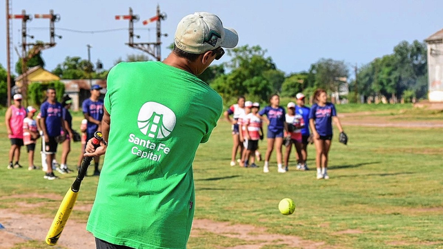 La actividad de la Escuela Municipal de Softbol Santa Fe se desarrolla en la Estaci&oacute;n Belgrano.&nbsp;