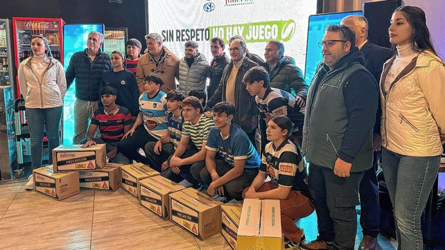 Los clubes estuvieron representados por varios jugadores que recibieron los elementos para la campa&ntilde;a.