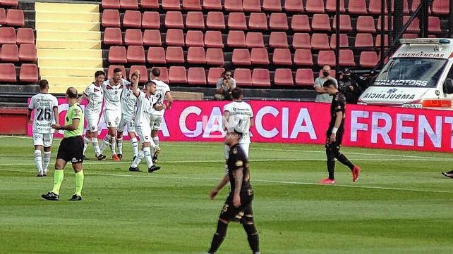 Facundo Mansilla puse el 1-0 para Newell's en el primer tiempo de este duelo de la Liga Profesional. UNO Santa Fe | José Busiemi