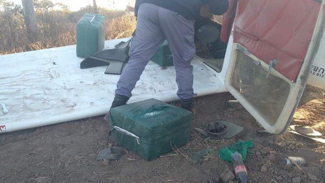 Cayó una avioneta narco en un campo chaqueño: abandonaron más de 320 kilos de cocaína