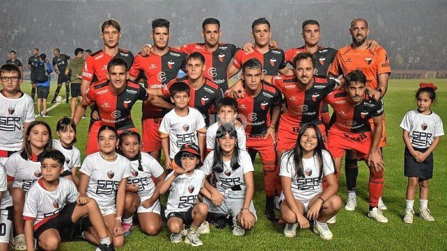 Col&oacute;n present&oacute; una formaci&oacute;n con cuatro jugadores surgidos de las inferiores.