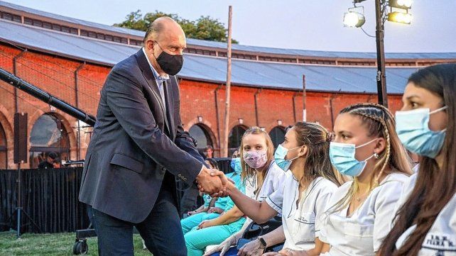 El gobernador de la provincia, Omar Perotti, y las ministras de Educación, Adriana Cantero, y de Salud, Sonia Martorano, entregaron este martes 725 reconocimientos a los graduados de la carrera “Técnico Superior en Enfermería” que realizaron sus prácticas profesionalizantes en los vacunatorios habilitados para la Campaña de Vacunación Covid 19. Dichas prácticas se realizan el último tramo de la carrera.