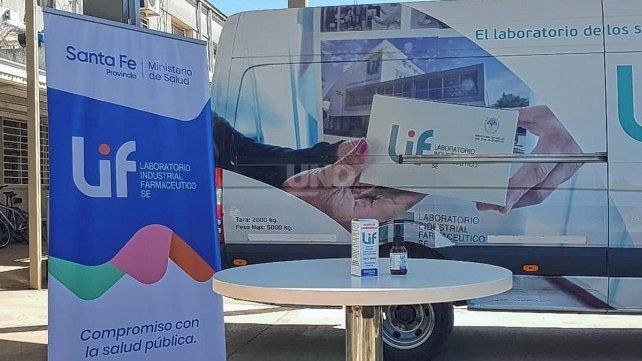 El primer lote de aceite de cannabis medicinal elaborado por el LIF.