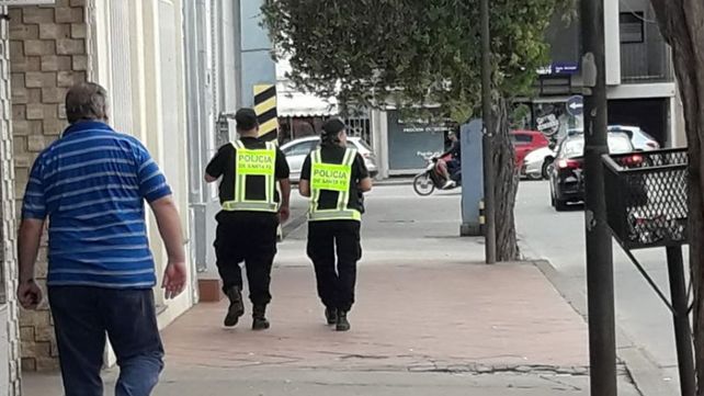 Foto ilustrativa de policías caminantes en Santa Fe 