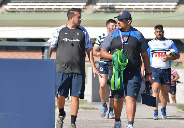 El ex Puma y entrenador de Capibaras, Chinchu Bustos, con la remera de Universitario de Santa Fe, el club en el que se formó.