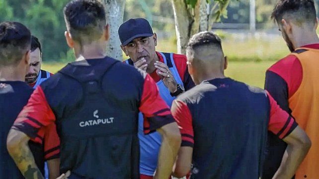 Iv&aacute;n Delfino le da forma a los 11 de Col&oacute;n para el debut en la Primera Nacional ante Defensores Unidos.