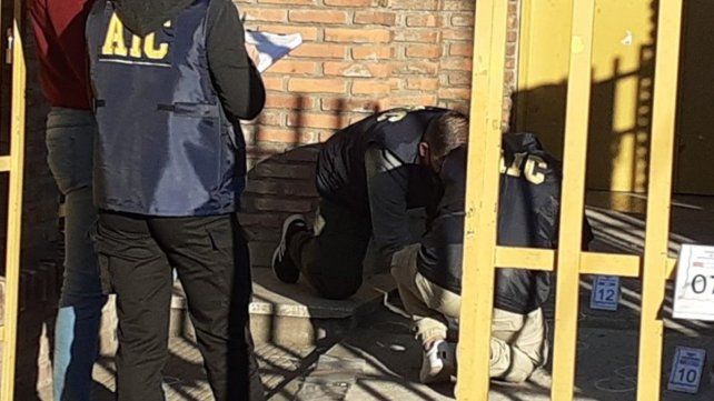 Contaron más de 40 balas en la entrada de la escuela.