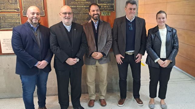 En medio, Diego Guilisasti, director del Observatorio de Responsabilidad Social de la UCSF, junto a otros promotores y participantes del 1er Congreso de Organizaciones de la Sociedad Civil