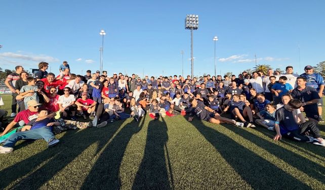 Para la historia del rugby. Jugadores de San Agust&iacute;n y de Capibaras juntos para la foto.